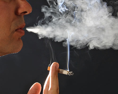 英国的电视广告将提醒吸烟者的二手烟的危害