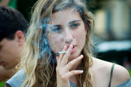 英国女孩饮酒、吸电子烟和吸烟的人数比男孩多